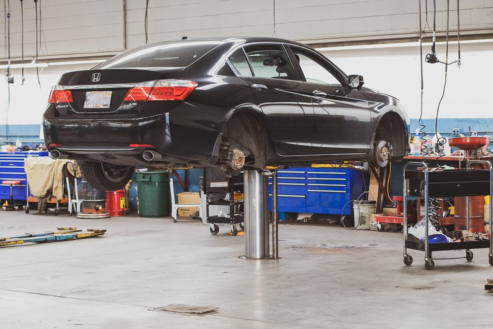 Norwalk, IA - Three Ejected in Vehicle Rollover on I-35